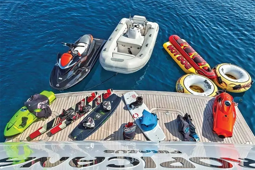 Yacht slide off the sugar-scoop swim platform in use